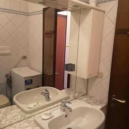 Cozy Flat Near Βενετία